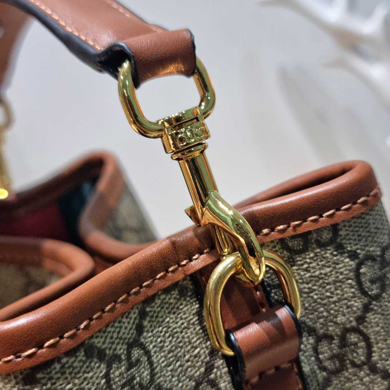 GUCCI GG Emblem mini bucket bag ดีไซน์คลาสสิคคงความเอกลักษณ์ กับรูปแบบใหม่กระเป๋าถือ/สะพายทรงบัคเก็ต ขนาดกำลังน่าใช้มากๆ