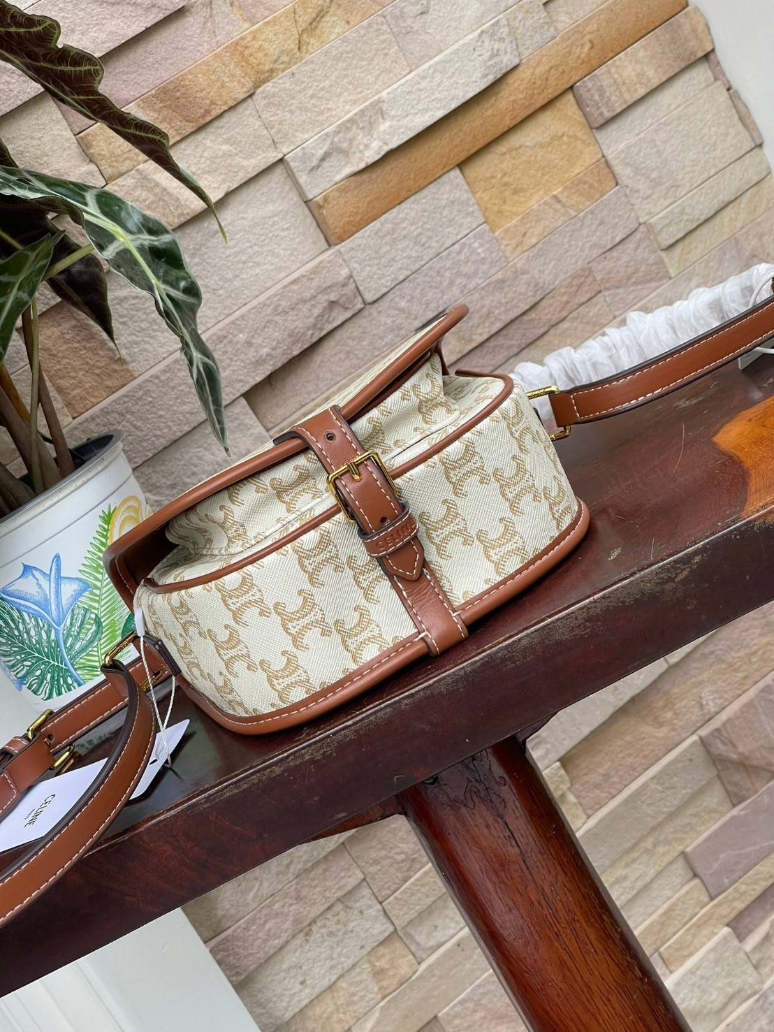 CELINE MEDIUM FOLCO BAG IN TRIOMPHE CANVAS หากใครที่กำลังมองหากระเป๋าสะพายข้าง ขนาดกะทัดรัด และเรียบหรู ต้องใบนี้เลยค่ะ เป็นกระเป๋าเปิดปิดแบบแบบฝาผับที่มีรูปทรงโค้งและที่ล็อกรูปทรงคล้ายเข็มขัด อีกทั้งยังสะท้อนความสวยสไตล์สาวปารีสได้อีกด้วย ด้านในของรุ่นนี