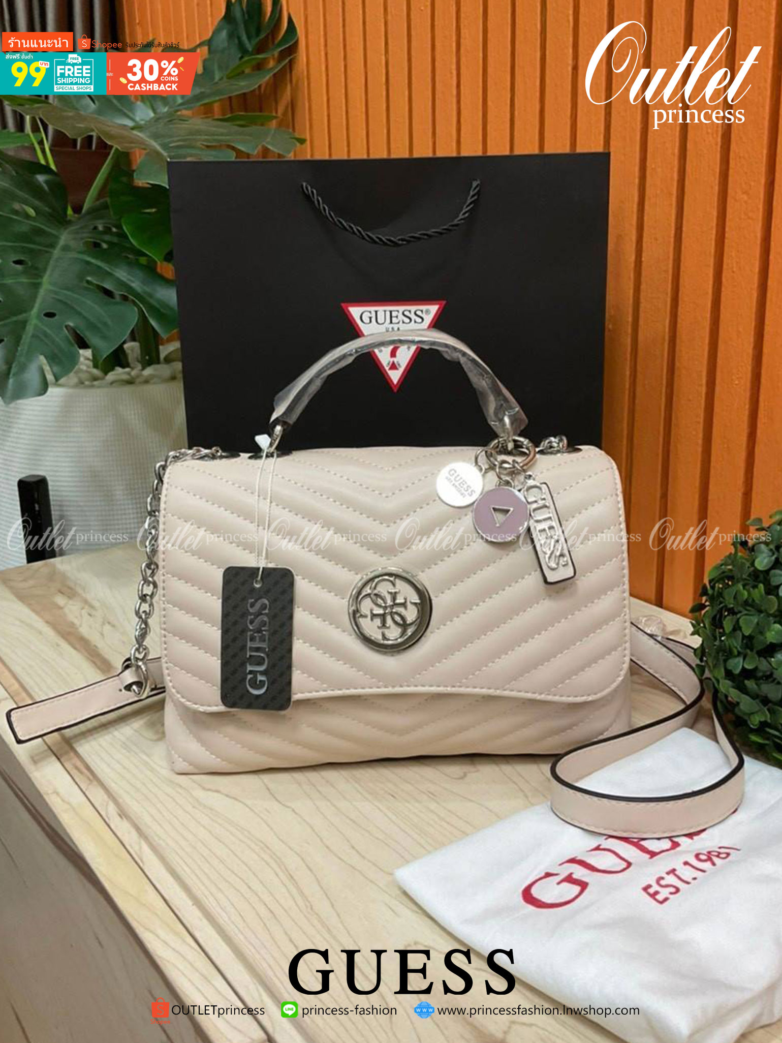ของแท้ 💯% 】GUESS BLAKELY TOP HANDLE FLAP BAG กระเป๋สะพายรุ่นใหม่ล่าสุด รุ่นยอดนิยมสวยอยู่ทรง วัสดุหนังนิ่ม น้ำหนักเบา มีฐานกว้างตั้งอยู่ทรง ด้านหน้าประดับด้วยโลโก้แบรนด์สวยโดดเด่น