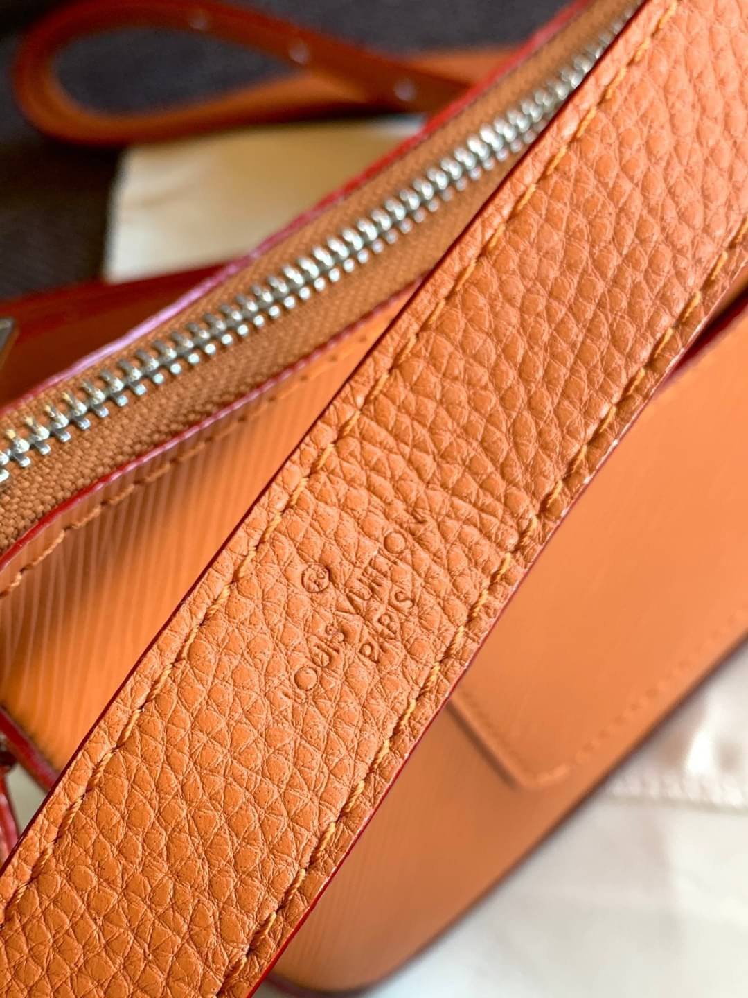 VIP 🥂 LOUIS VUITTON MARELLR EPI LEATHER รุ่นนี้ลายหนังเป็นลายไม้ มีโลโก้แบรนด์แบบฉลุด้านหน้า มาพร้อมกระเป๋าใบลูกแบบซิปจัดเก็บได้ตรงช่องด้านหน้า สามารถถอดออกแยกใช้งานได้ต่างหากนะคะ เปิดปิดกระเป๋าแบบซิป ภายในโล่ง สามารถใส่กระเป๋าเงินใบยาวได้;ของจุกจ