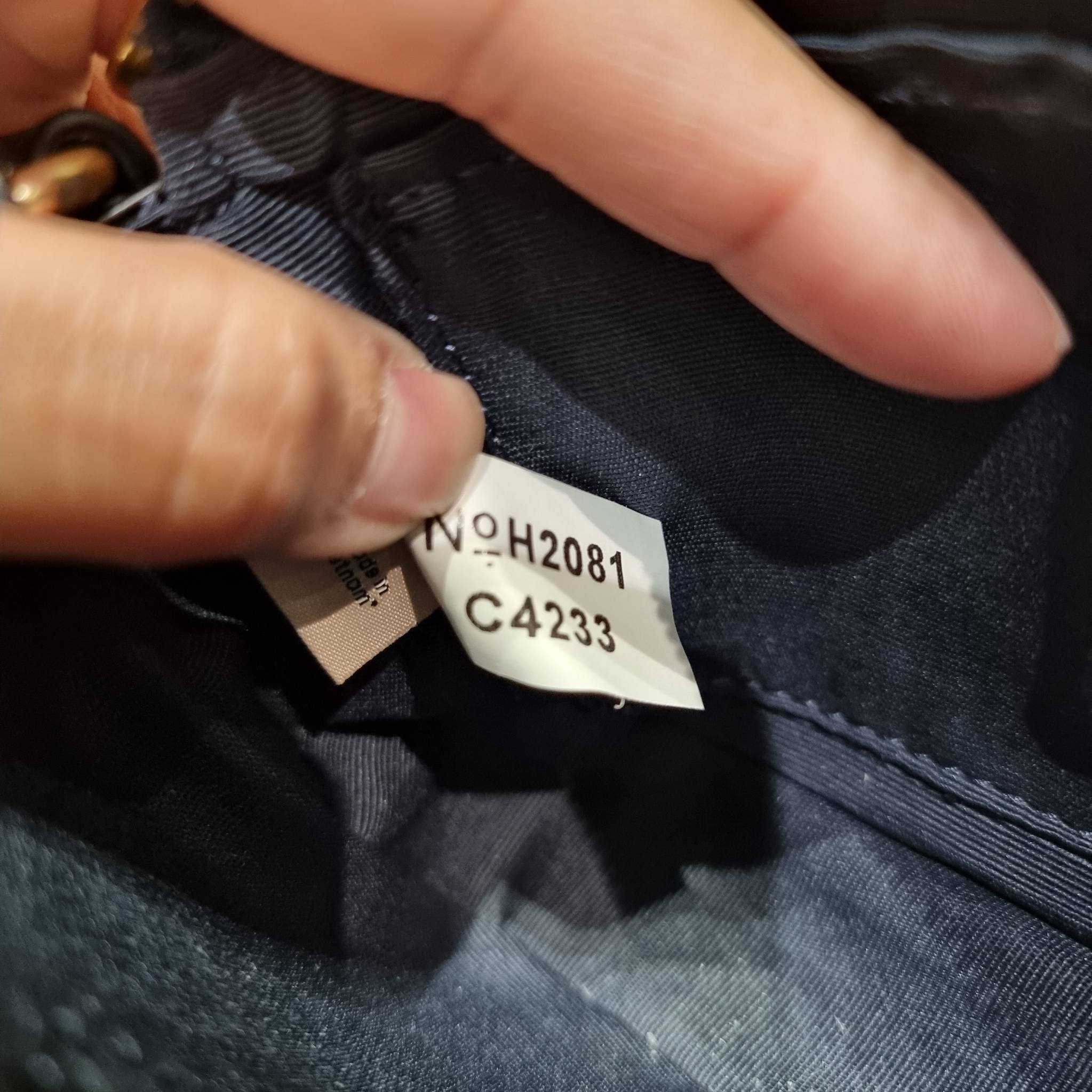 COACH C4233 NOLITA 19 WITH WHIPSTITCH คอลเลคชั่น rare item น่ารักน่าใช้ ในสไตล์คลาสสิค กระเป๋าทรงพอชขนาดมินิ ที่สามารถสะพายไหล่ และกึ่งคล้องมือใช้ได้ 2 สไตล์ ปรับสายให้มาเกี่ยวฝั่งเดียวเพื่อใช้เป็นคล้องมือ หรือปรับเกี่ยวอีกฝั่งใช้คล้องแขน คล้องไหล่ก็เก๋มา