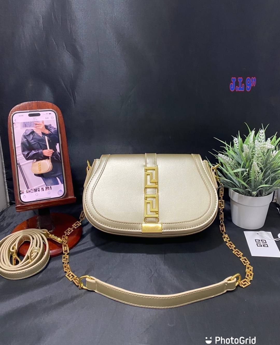 Versace Small Greca Goddess leather shoulder bag สัมผัสกระเป๋าสุดไอคอนิกอย่าง “Greca Goddess” พร้อมลวดลายที่สะท้อนตัวตนในรูปแบบใหม่ของ Versace ที่บอกเล่าเรื่องราวฉบับใหม่ของเเบรนด์ได้อย่างน่าหลงใหล