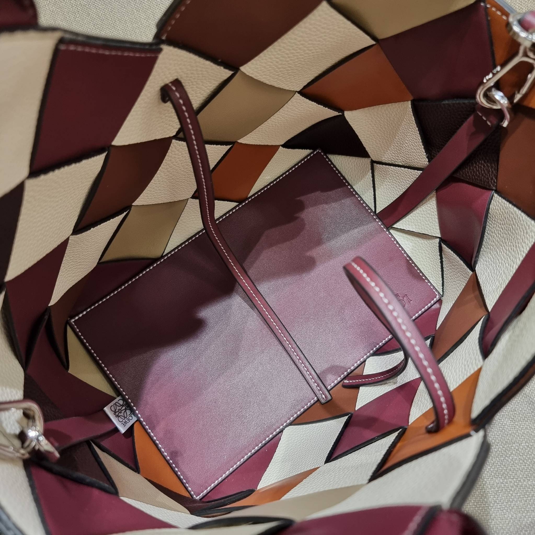 VIP 】LOEWE SURPLUS LEATHER WOVEN BASKET BAG IN CLASSIC CALFSKIN ใหม่ล่าสุดและสวยที่สุด กระเป๋าสะพานที่ถักทอด้วยความปราณีต โดดเด่นด้วยสีที่จับมาคอนทราสได้ลงตัว ใบใหญ่จุได้แบบเน้นๆ วัสดุหนังวัวแท้เต็มใบ หรูเลิศ ปากกระเป๋ามีสายหนังสำหรับผูกรวบปากกระเป๋า ภายใ