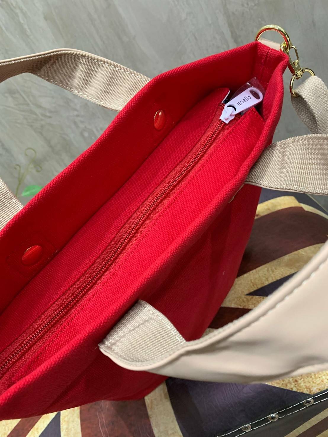 ANELLO MICKEY LIMITED EDITION MEDIUM DT-G004 เอาใจวัยรุ่นกับอีกหนึ่งคอลเลคชั่นน่าสะสมจากมิกกี้ เมาส์และมินนี่ เมาส์ ที่วาดลวดลายของตัวการ์ตูนยอดฮิตลงบนกระเป๋าให้เป็นซิกเนเจอร์กับรูปแบบทรง medium tote ขนาดกลางกำลังดี อีกทั้งยังเลือกใช้วัสดุอย่างผ้า Canvas 