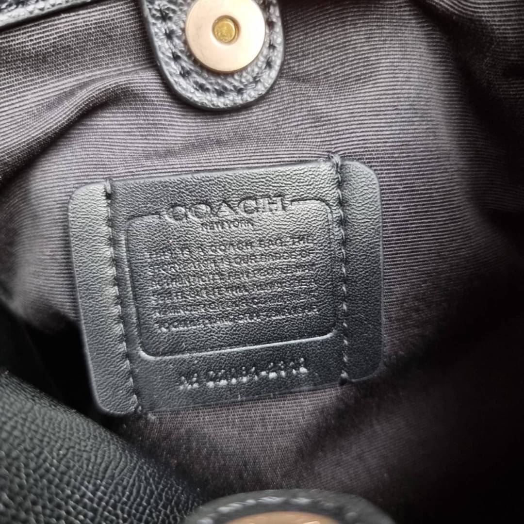 COACH 2312 SMALL TOWN BUCKET BAG IN SIGNATURE CANVAS รุ่นยอดนิยมใบเล็กมาครบสีแล้วจ้า กระเป๋าทรงบัคเก็ต สีผู้ดี๊ผู้ดี ตัวกระเป๋าดีไซน์คลาสสิคลายซี ดูโดดเด่น วัสดุหนังแคนวาสเคลือบลาย สวยคมทุกมุมจริงๆ!! เปิด-ปิดด้วยกระดุมแม่เหล็กทั้ง 2 ฝั่ง ภายในเป็นช่องโล่ง