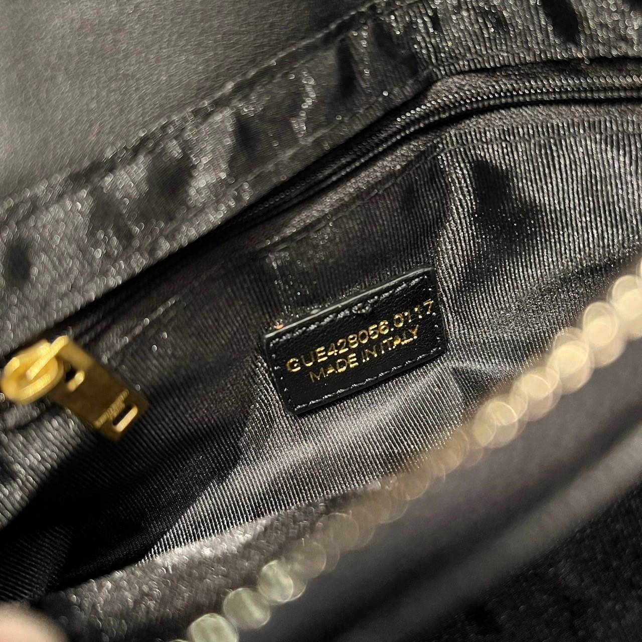 Yves Saint laurent crossbody boutique vip bag กระเป๋าสะพายไหล่ ดีไซน์ทรงสวยหรู พิเศษ แถมฟรี พวงกุญแจห้อยอะไหล่สีทอง ดูแพงไปหมดจริงๆไอเท็มนี้ วัสดุหนังสังเคราะห์ เปิด-ปิดด้วยกระดุมแม่เหล็ก ภายในโล่งกว้าง มาพร้อมหูจับในตัว และสายสะพายครอสบอดี้ที่สามารถถอดออ