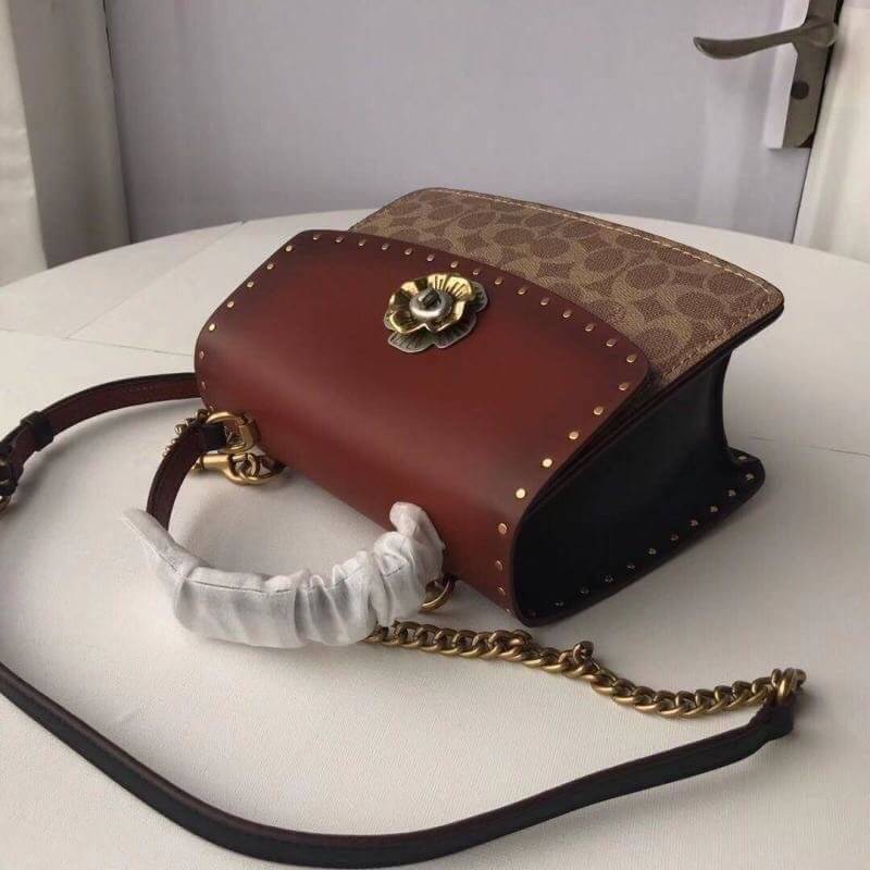 Coach Parker Top Handle In Signature Canvas With Rivet สินค้าใหม่ทรงน่ารัก ใช้แล้วดูแพงมากกก มีช่องใส่ขนาดกว้าง ใส่ของได้จำนวนมาก แถมยังสามารถถือเก๋ๆ แบบคุณนาย หรือสะพายเป็น crossbody ก็ได้ โดดเด่นด้วยลายsignature coach ใครยังไม่มีห้ามพลาดดดเลยนะ ของสวยจร
