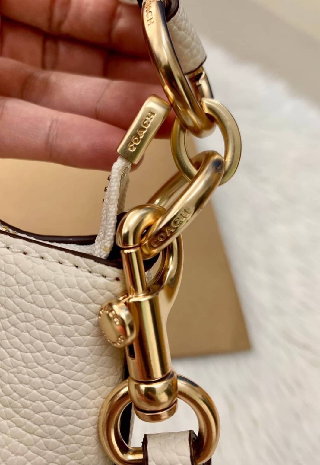 COACH SMALL MARLON SHOULDER BAG ((1600//1597)) 🌈พร้อมส่งที่ไทยอีกครั้ง ตามคำเรียกร้อง ห้ามพลาด! กระเป๋าหิ้ว//คล้องไหล่//สะพายข้างได้ หนังแท้ ทรงสวยมากค่ะ ด้านหน้ามีช่องซิปซ่อนแบบหนังห้อยให้2ช่อง ใส่ของจุกจิกค่ะ เปิดปิดกระเป๋าแบบซิป ภายในกว้างใส่ขอ