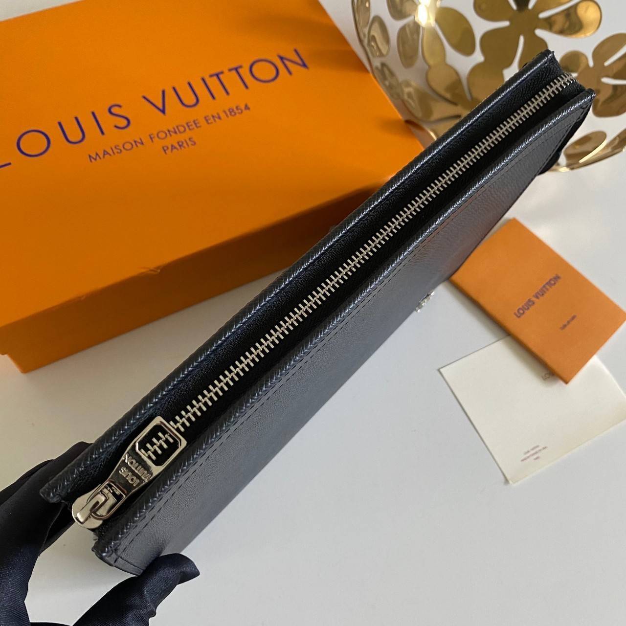 พรีเมี่ยมกิ๊ฟแท้ 100% 】พร้อมส่งที่ไทย!! ที่นี่ที่เดียว LOUIS VUITTO CLUTCH คลัช LV ขายดีตลอดกาล ไม่มีตกยุค ขนาก10” นิ้ว ใส่ของได้จุใจ หนังแท้ ด้านในมีช่องใส่บัตรได้เยอะ มาพร้อมกล่องอุปกรณ์ครบ