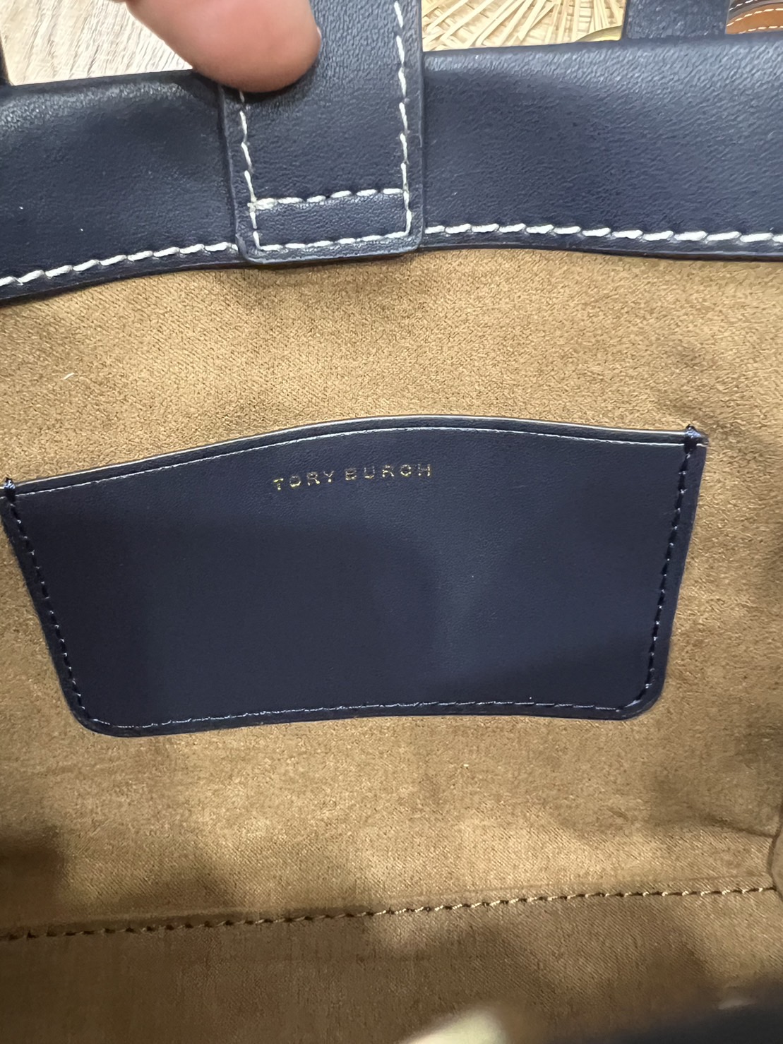 Tory Burch Mini T Monogram Square Tote / TORY BURCH Shopper Tote Bag 19cm ใบเล็ก กระเป๋าทรงโท้ท รุ่นใหม่ Square Tote ตกแต่งขอบด้วยหนังหรู มาพร้อมช่องเก็บของที่จุของได้มากมาย และสายจับกระเป๋าที่สามารถสะพายขึ้นไหล่ เหมาะสำหรับการใช้งานหลากหลายรูปแบบ รังสรรค