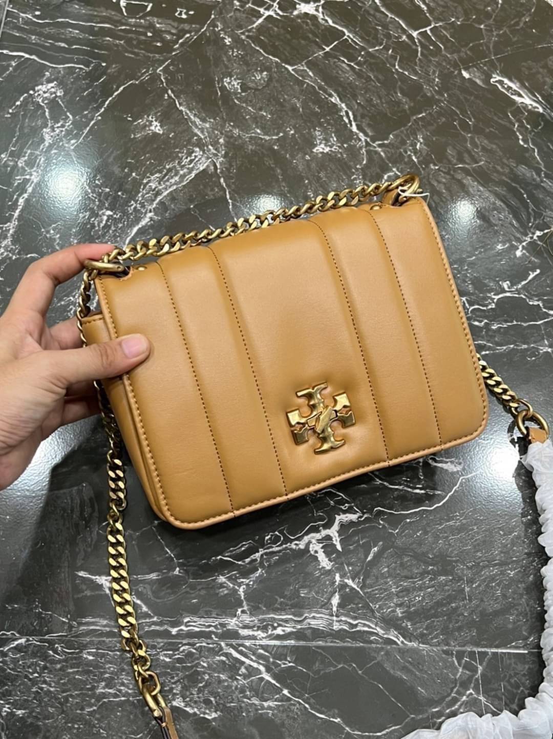 Tory Burch Our Kira shoulder bag with beveled turn-lock hardware พร้อมเสิร์ฟสีคลาสสิค กระเป๋าถือ/สะพาย ทรงสวย สะพายคล่องตัว ดีไซน์เส้นคมสวยหรู สัมผัสดีงาม นิ่มมือ เปิด-ปิดด้วยอะไหล่บิดล็อค ภายในเป็นช่องโล่ง สะพายไปไหนก็สะดวก แนะนำสวยก่อนใครได้ที่นี่ จัดไป