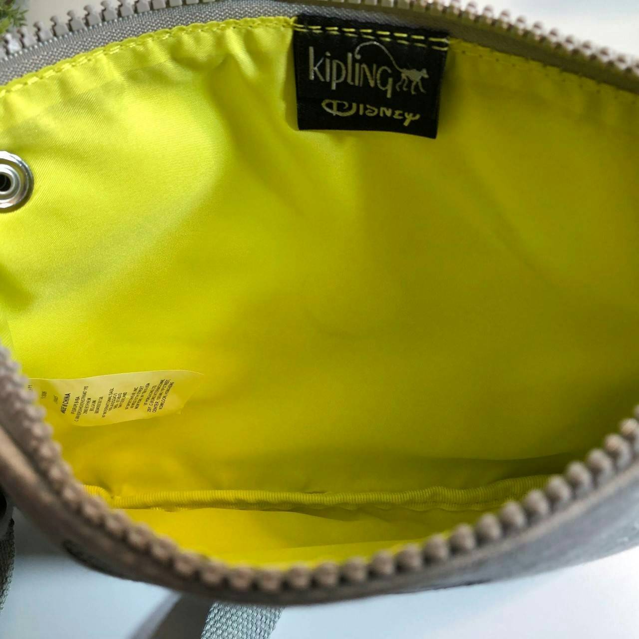 Kipling MAY Small 2-in-1 Pouch and Crossbody กระเป๋าสะพายหรือคาดเอว ขนาดมินิรุ่น Limited ทรงน่ารัก น้ำหนักเบา ใช้ได้ทั้งสองด้าน ด้านหน้ามีสกรีน mickey mouse ด้านหลังประดับโลโก้ มาพร้อมพวงกุญแจแบรนด์ เปิดปิดด้วยซิปสะดวกใช้ หัวซิปแบรนด์ มีหนึ่งช่องซิป และสา