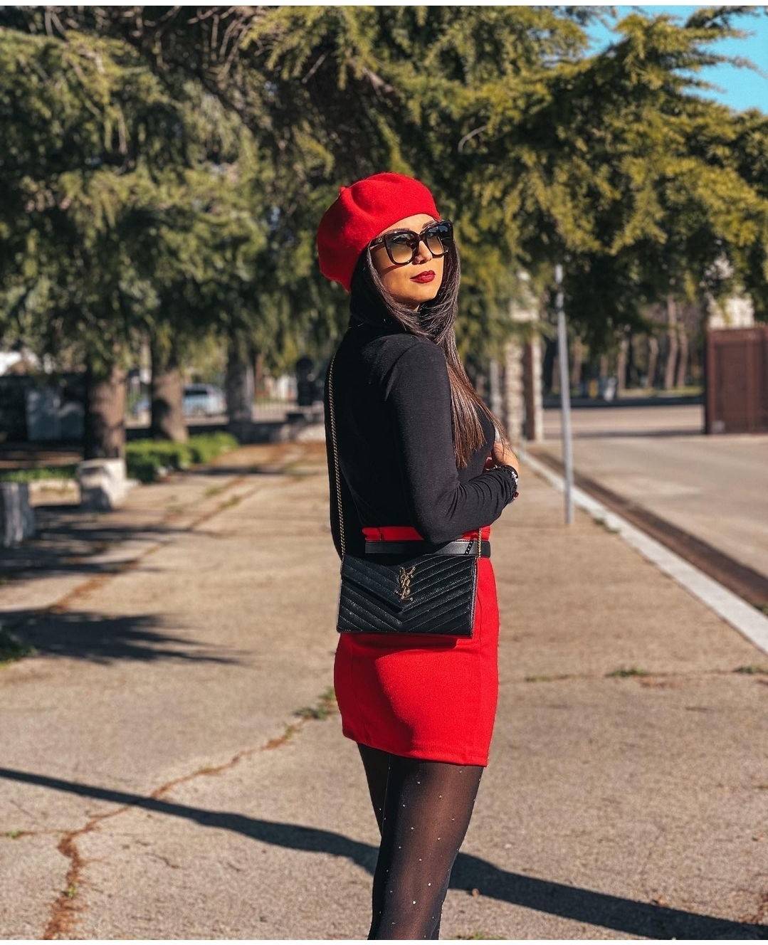 ไม่เคยผิดหวังจริงๆ!! กับรุ่นที่สาวๆรู้กัน Yves Saint laurent clutch bag with chain กระเป๋าสะพายทรง woc สุดฮอต ดีไซน์เรียบหรู โดดเด่นด้วยโลโก้ด้านหน้า เพิ่มดีเทลความผู้ดี วัสดุหนัง pepble ทนทาน ใช้งานง่ายเพียงแค่เปิด-ปิดด้วยกระดุมแม่เหล็ก ภายในแบ่งสัดส่วนไ