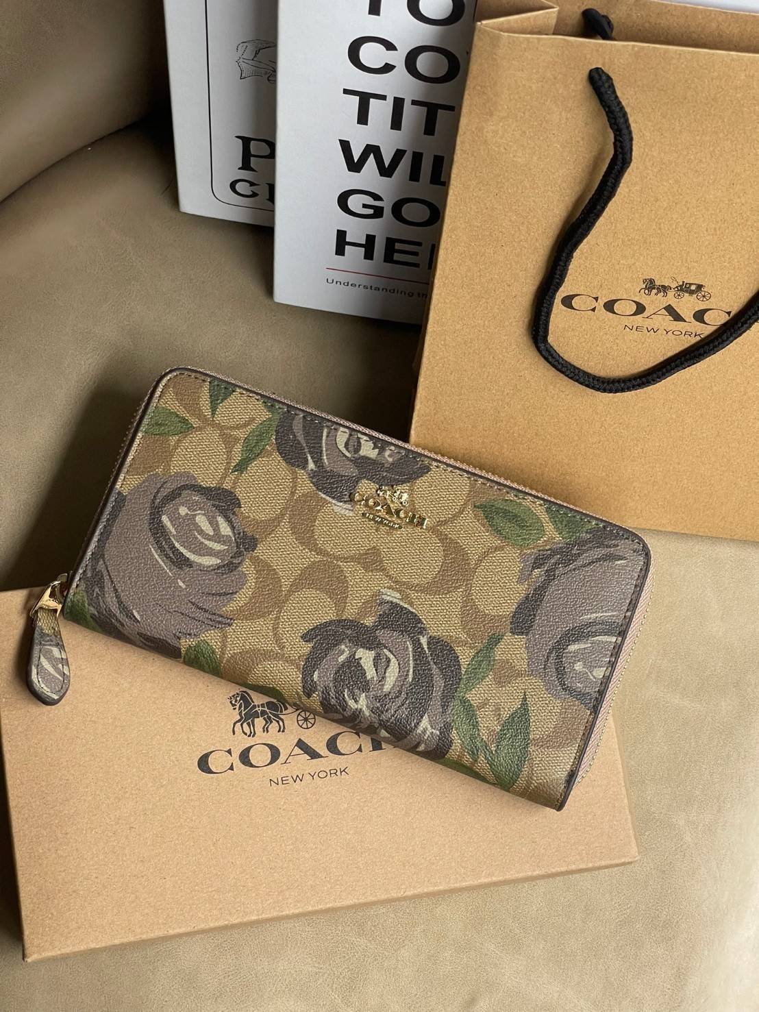 COACH ACCORDION ZIP WALLET IN SIGNATURE CANVAS WITH DAISY BUNDLE / MEADOW PRAIRIE / SPACED WILDFLOWER / DAISY BUNDLE PRINT C0033/F31778/69832 กระเป๋าสตางค์ใบยาว ลวดลายน่ารักน่าใช้มากๆ พื้นเป็นลายซีเอกลักษณ์ วัสดุหนังแคนวาสเคลือบลาย เปิด-ปิดด้วยซิปรอบ ใส่ม