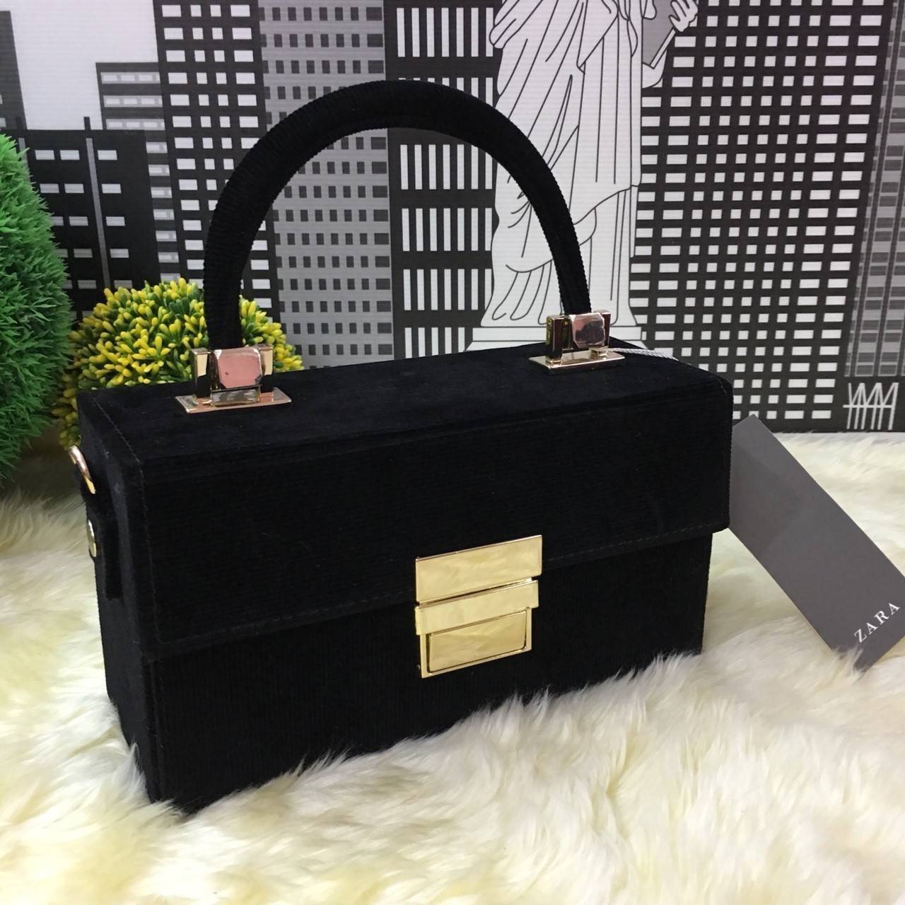 Zara rigid corduroy minaudière 2017 กระเป๋าทรงกล่องมาด้วย top ผ้าลูกฟูกเท่ๆ อะไหล่สีทอง ด้านหน้าตัวล็อค แบบสวมปุ่มล็อค หูพับลงได้ สายสะพายถอดและปรับระดับได้ ด้านในช่องโล่ง สามารถใส่ กระเป๋าเงิน มือถือจุกจิกได้พอสมควร น้ำหนักเบามาก ดีไซน์ไม่เหมือนใครตามสไต