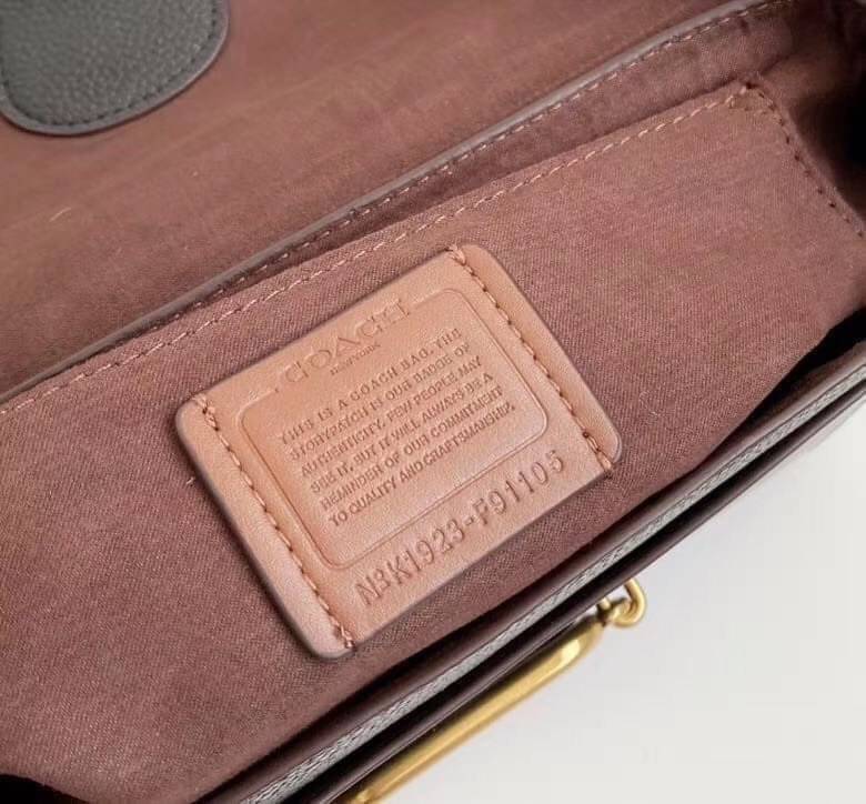 COACH SMALL JADE SHOULDER BAG [F91105,90782] กระเป๋าสะพายไหล่ ดีไซน์วินเทจย้อนยุค สวยคมชัด คลาสสิคใช้ได้ทุกลุค วัสดุหนัง pepble ทนทาน เปิด-ปิดด้วยฝาคาดโลโก้ พร้อมแถบแม่เหล็กในตัว รับรองแน่นหนา ด้านหลังมีช่องซิปให้ ภายในเป็นช่องโล่ง ขนาดกำลังดี ใช้งานง่าย 