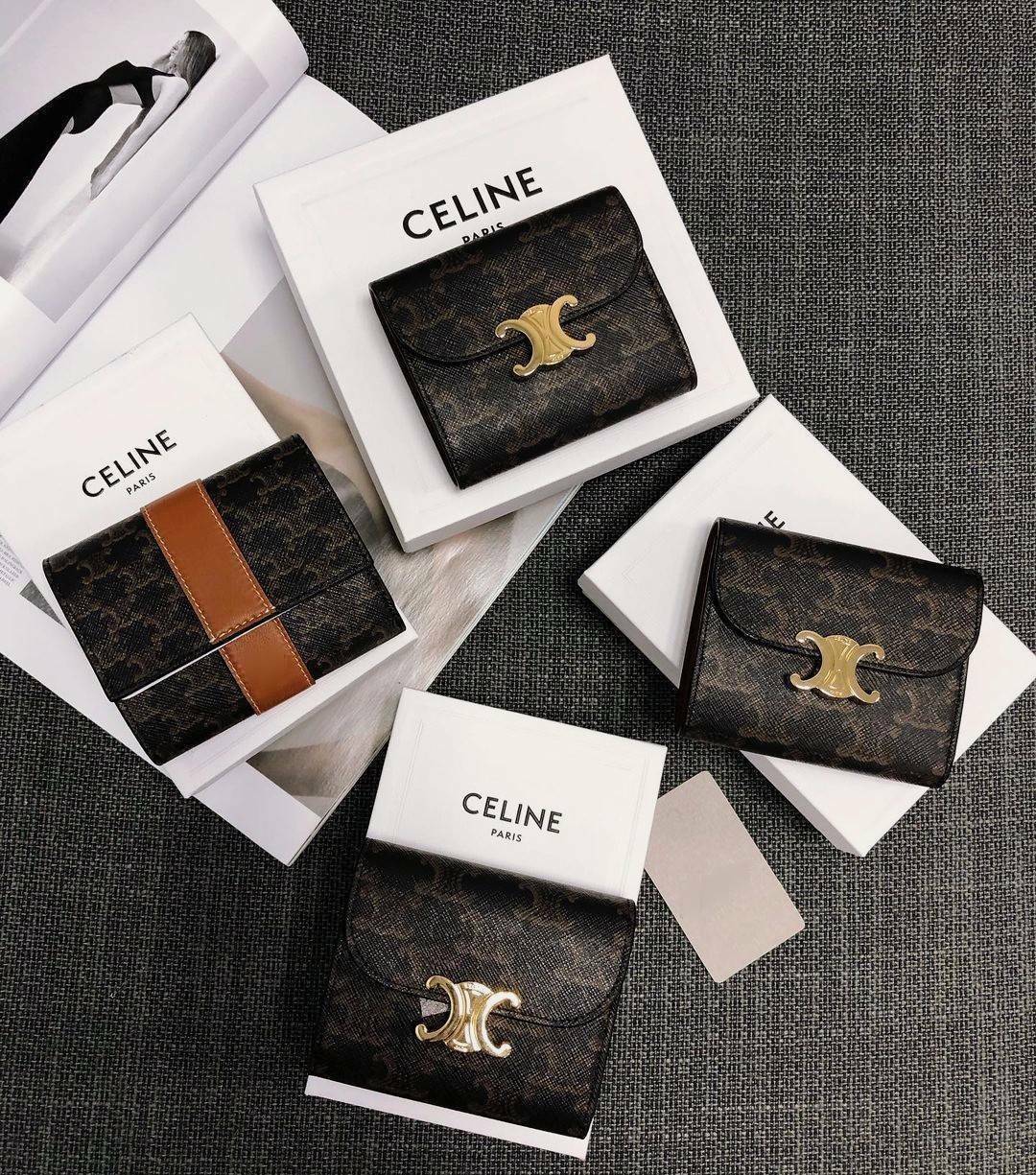 CELINE SHORT WALLET VIP GIFT WITH PURCHASE (GWP) พรีเมี่ยมกิ๊ฟ Limited จาก CELINE HAUTE PARFUME DUTYFREE COUNTER วัสดุ Triomphe Canvas หนังสวยอยู่ทรงปั้มโลโก้ด้านหน้าเปิดปิดฝาพับกระดุม ภายในมีช่องแบ่งหลายช่อง มีช่องใส่บัตรหลายช่อง ช่องใส่เหรียญ ช่องใส่ธนบ