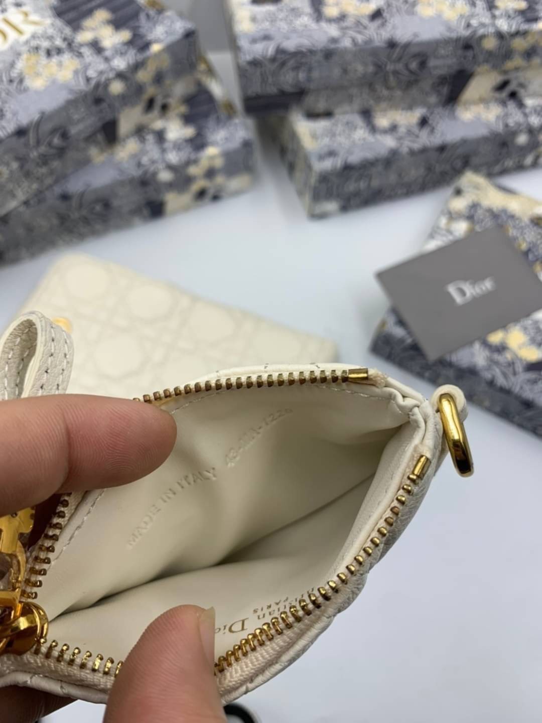 VIP 】CHRISTIAN DIOR PHONE BAG 2 in 1 DOUBLE BAG กระเป๋าเซ็ท 2 ใบ มีสายสะพายข้าง ถอดออกใช้งานได้ ถือว่าคุ้มมากๆเลยค่ะ สามารถใช้งานแยกกันได้ ใส่สายสะพายหรือ ถือได้ วัสดุหนังแท้ สวยงามนุ่มฟู น่ารักมากๆ เลยน้าาา