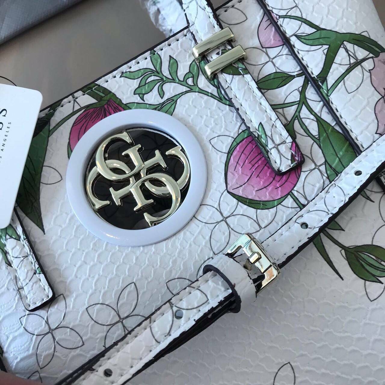 GUESS MINI CROSS BODY BAG กระเป๋าถือหรือสะพายรุ่นฮิตจาก GUESS FACTORY วัสดุ Saffiano PVC คุณภาพดี นิ่ม น้ำหนักเบา ด้านหน้าประดับด้วยโลโก้แบรนด์สุดหรู เปิดปิดกระเป๋าด้วยซิปสะดวกใช้ ด้านในโล่งกว้าง ซับในลายแบรนด์ สายสะพายยาวปรับได้ฟรีไซร์ ยาวสุด57cm. หูหิ้ว