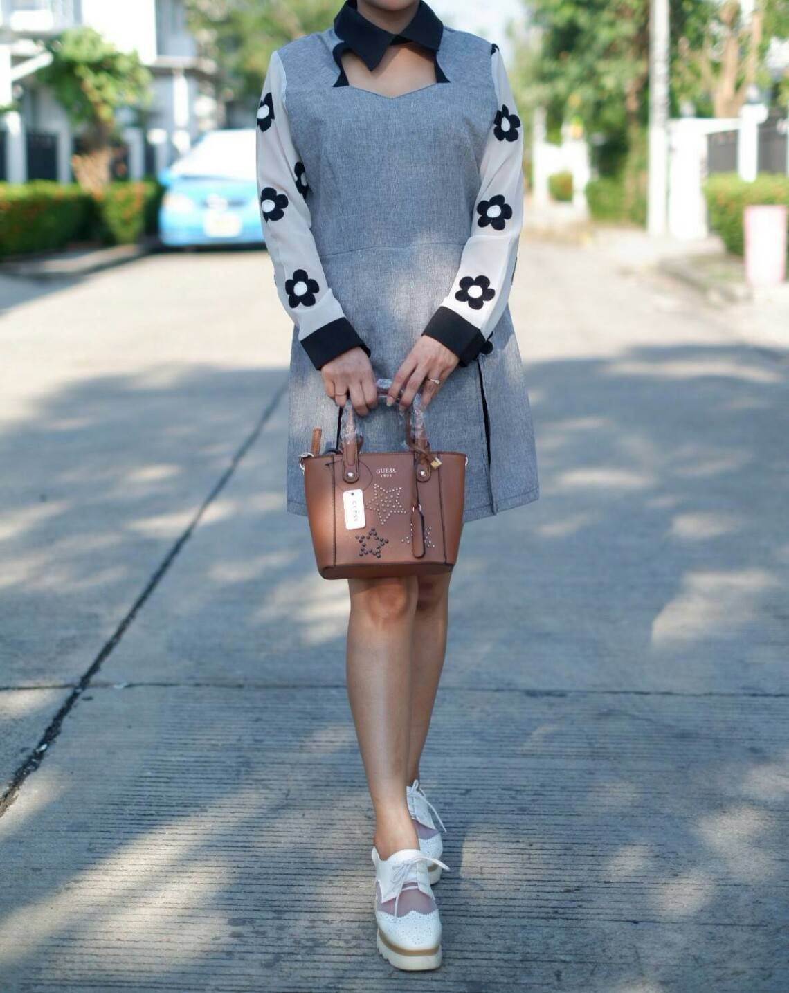 GUESS DELANEY SAFFIANO MINI CROSSBODY BAG WITH STAR กระเป๋าถือหรือสะพาย GUESS FACTORY วัสดุหนังลาย Saffiano ประดับอะไหล่เงินรูปดาวสุดชิค ขนาดกำลังดี น้ำหนักเบา ด้านหน้าประดับ logo พร้อมกับ พวงกุญแจ Signature แบรนด์ที่หูหิ้ว ถอดเเยกใช้ได้ เปิดปิด ด้วยซิป ภ