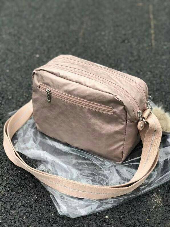 Kipling Silen สี Metallic กระเป๋าสะพายรุ่นใหม่ สายสะพายปรับระดับสั้น-ยาวเป็นกระเป๋าสะพายเฉียงลำตัวได้ค่ะ ช่องซิปเยอะ ใส่ของได้เป็นสัดส่วน จุสัมภาระได้ดีเลยค่ะ ช่องซิปด้านในเป็นช่องแบบเสียบการ์ดได้ด้วย หยิบใช้สะดวก แจ๋วไปเลยค่ะ ทรงสวย สะพายน่ารักค่ะ