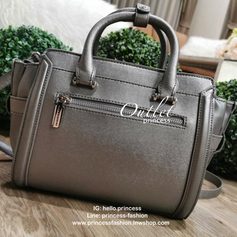 CHARLES & KEITH SAFFIANO TRAPEZE BAG กระเป๋าถือหรือสะพายรุ่นยอดนิยมดีไซน์สวยหรูวัสดุหนังคาเวียร์อยู่ทรง ด้านข้างเเต่งหนังช่องตัดดูมีดีเทล ด้านหน้ามีโลโก้ ด้านหลังมีช่องซิป เปิดปิดด้วยซิปหัวซิปแบรนด์ หูจับเเข็งแรง พับลงได้ พร้อมสายสะพายหนังปรับระดับได้ถอดไ