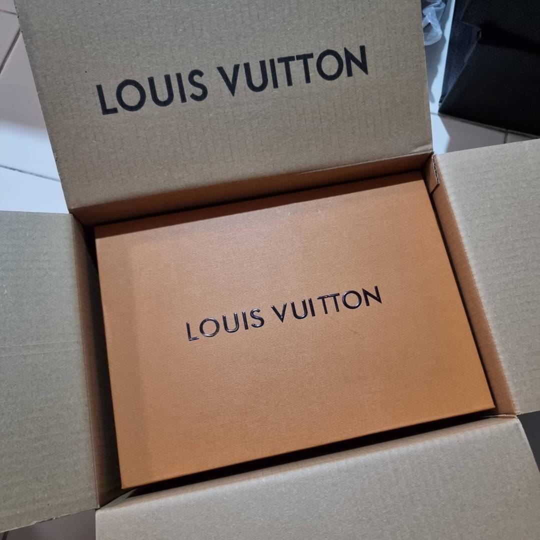 LV CROSSBODY BOX BAG / LV Reverse Monogram Camera Box Bag กระเป๋าถือ/สะพายวีไอพีพรีเมี่ยม สวยหรูทุกมุม ตกแต่งเพิ่มดีเทลด้วยหมุด วัสดุหนังแคนวาสคุณภาพ เปิดปิดด้วยตัวบีบล็อค แน่นหนา มีหูจับในตัว และสายสะพายข้างมาให้ ภายในเป็นช่องโล่ง ใส่มือถือได้ทุกรุ่น มาพ