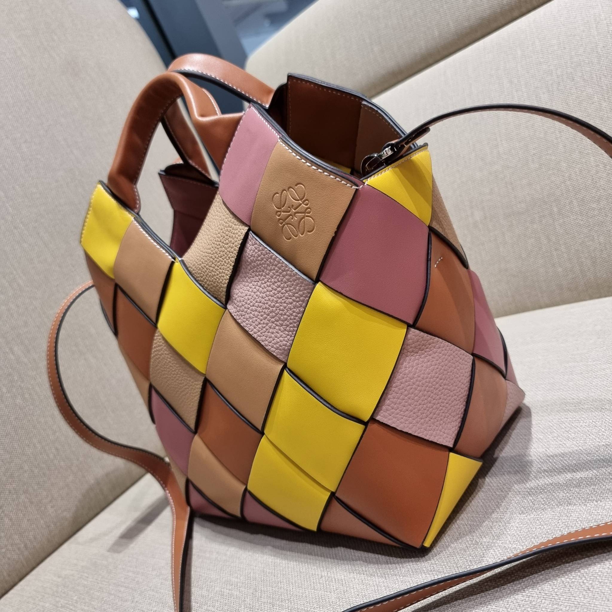 LOEWE SURPLUS LEATHER WOVEN BASKET BAG IN CLASSIC CALFSKIN ใหม่ล่าสุดและสวยที่สุด กระเป๋าสะพานที่ถักทอด้วยความปราณีต โดดเด่นด้วยสีที่จับมาคอนทราสได้ลงตัว ใบใหญ่จุได้แบบเน้นๆ วัสดุหนังวัวแท้เต็มใบ หรูเลิศ ปากกระเป๋ามีสายหนังสำหรับผูกรวบปากกระเป๋า ภายในโล่ง