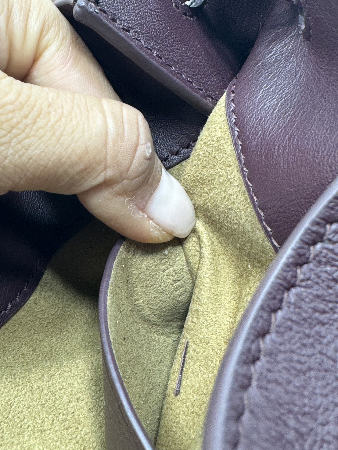 ORI หนังแท้ | LOEWE pebble pouch in smooth กระเป๋าทรงโท้ทดีไซน์คลาสสิค เรียบง่ายแต่ดูแพง มีระดับสุดๆ แต่งหมุดปั้มโลโก้แบรนด์สีทองสวยโดดเด่น เหมาะเป็นไอเท็ม everyday bag จริงๆ