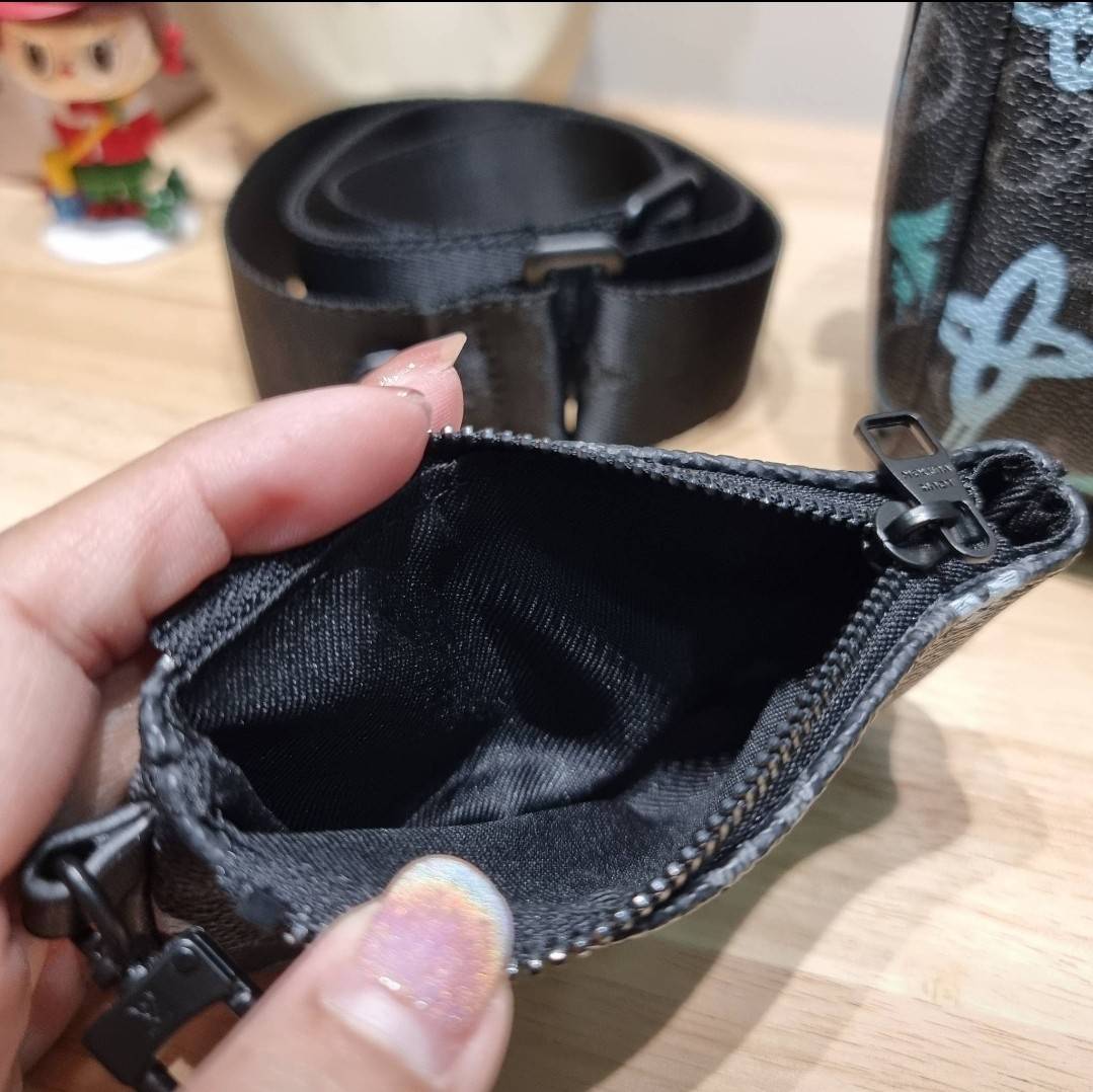 LV KEEPALL BANDOULIERE 25 MONOGRAM OTHER BAG ย่อส่วนความเท่ให้สะดวกกับชีวิตประจำวัน กับกระเป๋าสะพาย ทรงกระเป๋าเดินทางสุดคลาสสิค ด้วยดีเทลความเป็นเอกลักษณ์ เรียบแต่หรู