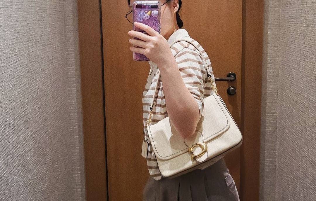 COACH SOFT TABBY SHOULDER BAG (C4823//C5261) กระเป๋าถือ กระเป๋าสะพาย ที่ใครๆก็เข้าถึงได้ หรูหรา คลาสสิค ลุคเรียบร้อย แต่ความสวยไม่น้อย! ดาเมจความลุคผู้ดีรุนแรงมาก!!เกินต้าน!!// วัสดุหนังแท้ทั้งใบ หนังเรียบ หนังนิ่มมากๆ อยู่ทรงสวยมากๆด้วย// ด้านในโล่งกว้าง