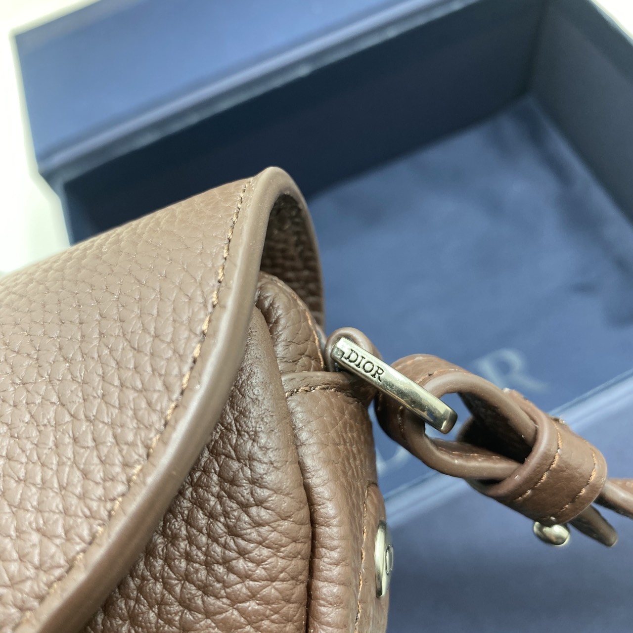 ORI หนังแท้ | DIOR Mini Saddle Bag Icons Leather black กระเป๋าสะพาย คาดอก เปิดตัวครั้งแรกในงานแฟชั่นโชว์ Summer 2025 ดีไซน์สุดไอคอนิกมาตีความใหม่ด้วยรูปทรงที่ทันสมัย หนังแท้ Icons