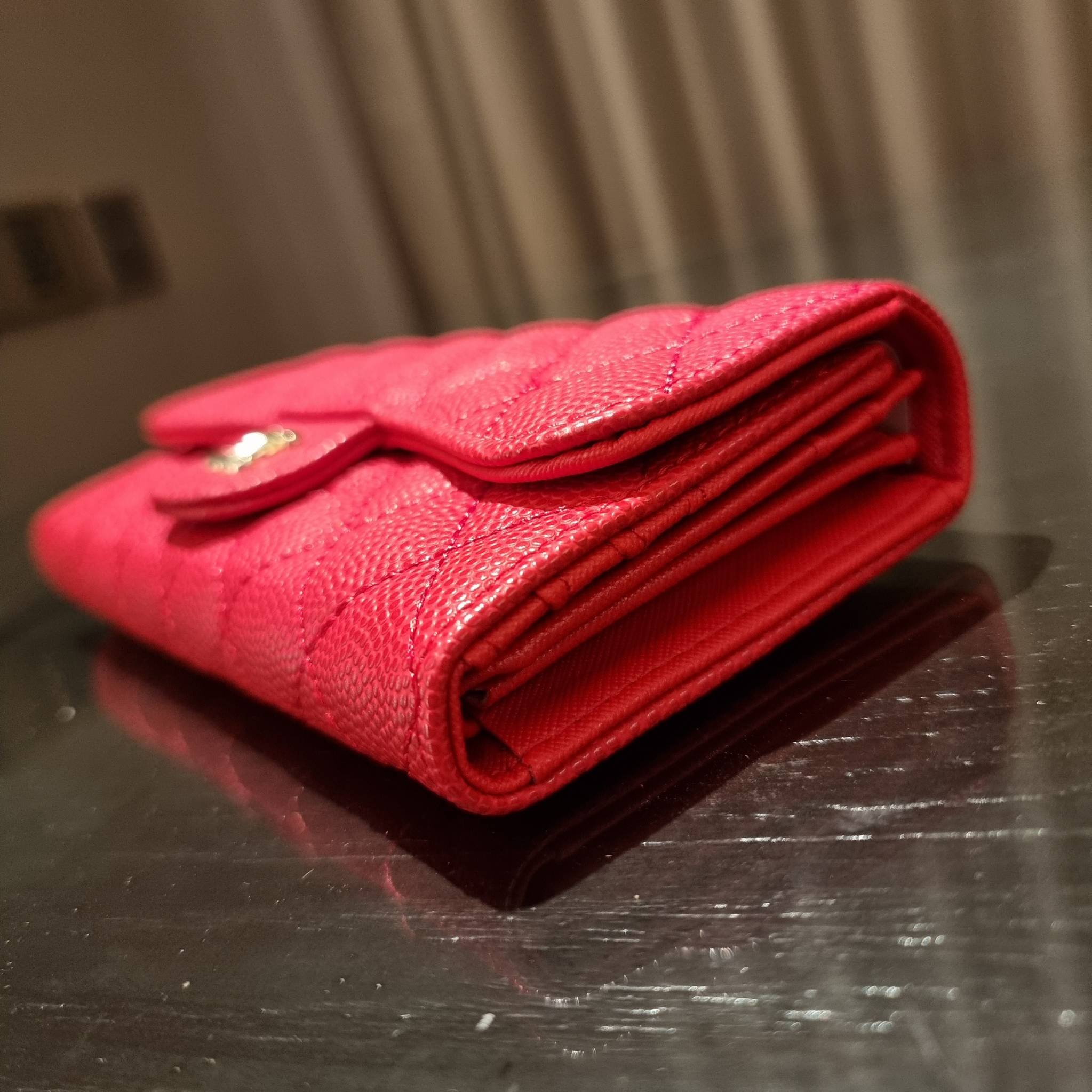 VIP 】กระเป๋าสตางค์ใบยาวรุ่นฝาพับที่ถามหากันมากที่สุด!! สวยรับทรัพย์จาก Chanel วัสดุหนังลายคาร์เวีย ลุคผู้ดีที่สุด เปิด-ปิดด้วยกระดุมแม่เหล็ก ภายในกระเป๋ามีช่องใส่บัตรได้เยอะ ใส่ธนบัตร ใส่เหรียญได้ มีช่องซิปแยกอีกหนึ่งช่อง ดีไซน์เรียบหรูดูคลาสสิค!! สาวๆห้า