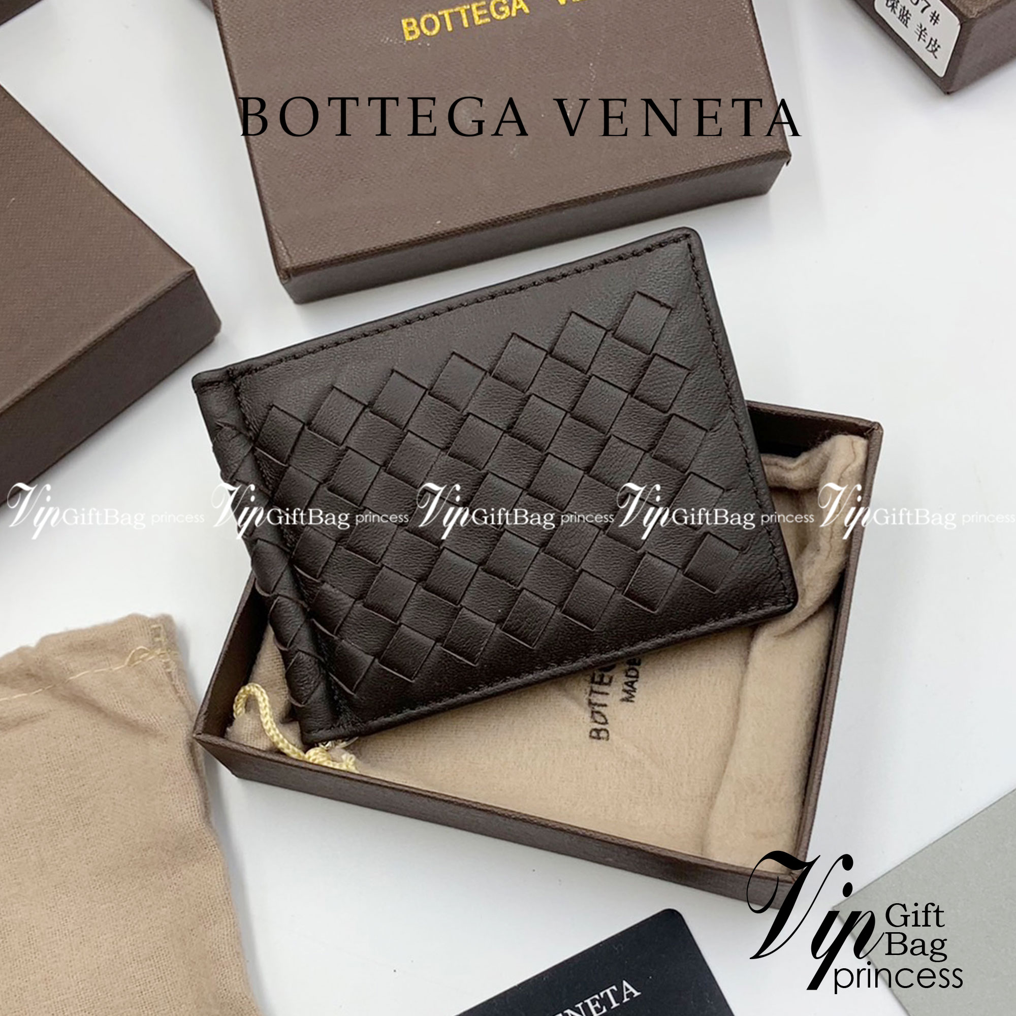 หนังแท้ BOTTEGA VENETA MONEY CLIP WALLET / BV Wallet / BV Men's Wallet พร้อมส่งที่ไทย กระเป๋าสตางค์ใบสั้น รุ่นคลาสสิกพร้อมคลิบโลหะ ที่หยิบมาใช้งานได้บ่อยที่สุด งานหนังลูกวัวแท้ทั้งใบ ใช้ทนทานได้นาน ใช้ทนทา