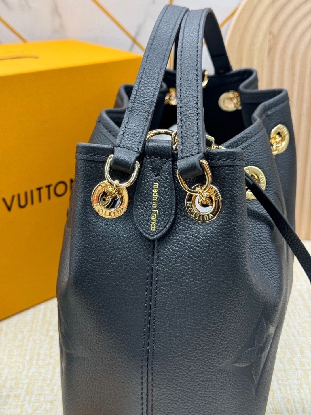 LV Bundle Bag / LV Bella Bucket Bag กระเป๋าสะพายทรงบัคเก็ตรุ่นใหม่ หนังแท้ Monogram Empreinte ตกแต่งอะไหล่สีทองหรูหราปั้มแบรนด์ รูปทรงกระเป๋าเพรียวบางใช้งานได้ตั้งแต่เช้าจรดค่ำแมตช์กับเสื้อผ้าได้ทุกชุด หูจับแบบคู่ใช้ถือก็ดู ล้ำสมัย