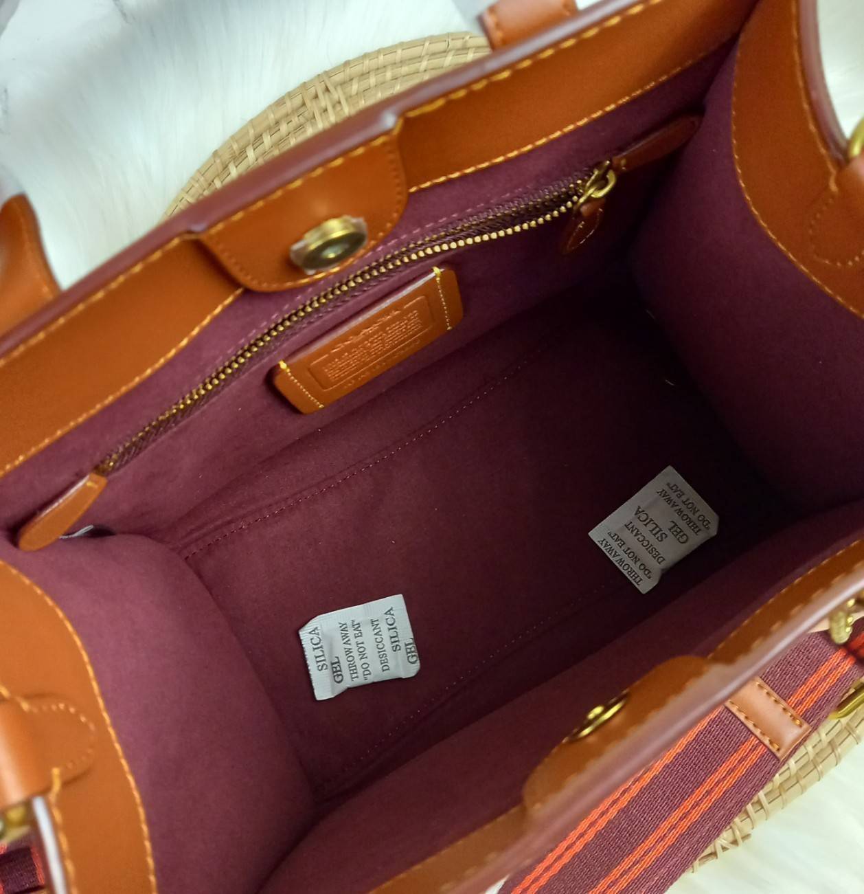 COACH FIELD TOTE 22 WITH HORSE AND CARRIAGE PRINT (C3866)ðāļāļĢāļ°āđāļāđāļēāļāļ·āļ āļāļĢāļ°āđāļāđāļēāļŠāļ°āļāļēāļĒ Unisex āļāļĢāļ TOTE āļŠāļļāļāļŪāļīāļ āļāļĩāđāļŪāļīāļāļāļąāļāļĄāļēāļāļāļąāđāļāļāļēāļĒāđāļĨāļ°āļŦāļāļīāļ// āļ§āļąāļŠāļāļļāļŦāļāļąāļāđāļāļāļ§āļēāļŠāļāļļāļāļ āļēāļ āļāļŠāļĄāļŦāļāļąāļāđāļāđāļāļĒāđāļēāļāļāļĩ āļāļĒāļđāđāļāļĢāļ āļŠāļļāļāļŠāļ§āļĒ āđāļāļāđāļāđāļāļāđāļ§āļĒāļĨāļēāļĒ C Signature āļāļĩāđāđāļāđāļāđāļāļāļĨāļąāļāļĐāļāđ// āļāđāļēāļāđāļāđāļĨāđāļāļāļ§