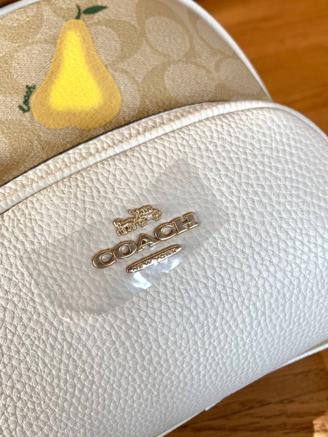 COACH MINI COURT BACKPACK IN SIGNATURE WITH PEAR ((c8258)) 🌈สวยกันก่อนใคร วางน้องไม่ลงเลยจริงๆค่าา😍 พร้อมส่ง! กับกระเป๋าสะพายหลังแบบมีหูหิ้วในตัว บอกก่อนเลยว่าหนังของน้องทั้งนิ่ม ทั้งสวย อย่างดีเลยค่ะ
