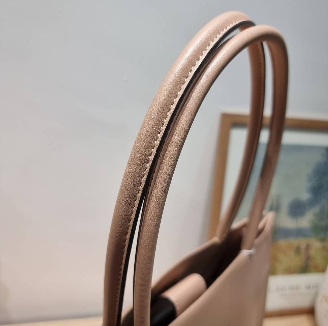 TORY BURCH ECO ELLA TOTE BAG / TORY TOTE BAG พร้อมส่ง 3 สี กระเป๋าสะพายทรงโท้ท ขนาดกำลังสวย จุของได้เต็มที่ รูปทรงคลาสสิคชวนใช้ โดดเด่นด้วย patch โลโก้ คอลเลคชั่นน้องใหม่ ส่งมาให้สาวๆได้ใจฟูอีกหนึ่งไอเท็ม