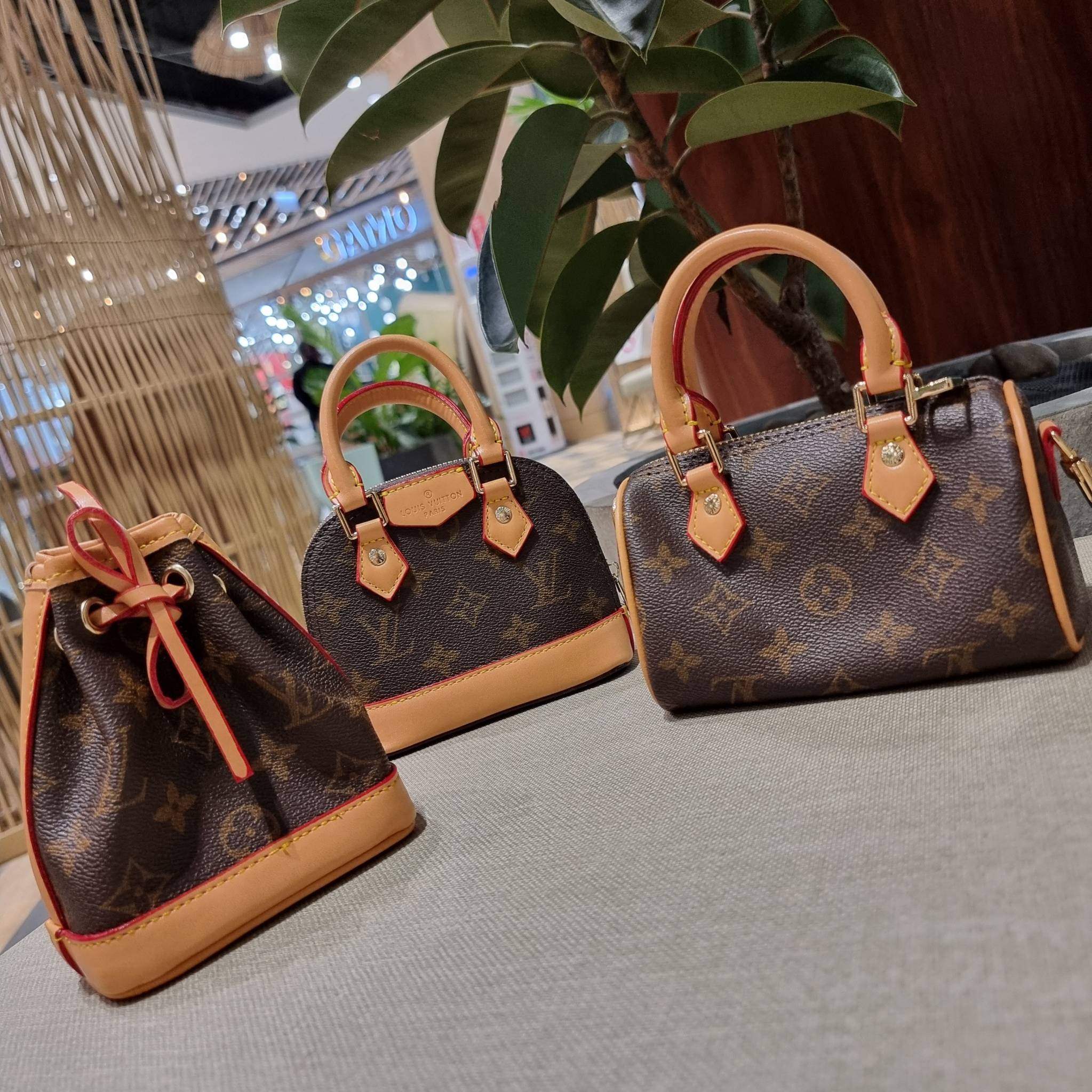 LV TRIO MINI ICONES ใหม่ล่าสุด น่ารักน่าใช้ ที่รวบรวมรุ่นสุดยอดที่เป็นดั่งไอคอนนิค ให้ทุกคนได้สะสมครบคอลเลคชั่น ในไซส์มินิ วัสดุหนังแคนวาสทุกใบ มีสายสะพายข้างให้ เกี่ยวทุกใบรวมสะพายทีเดียว หรือแยกใช้วันแบบ วันละสไตล์ สลับได้ไม่มีเบื่อ มาพร้อม box set ครบ 