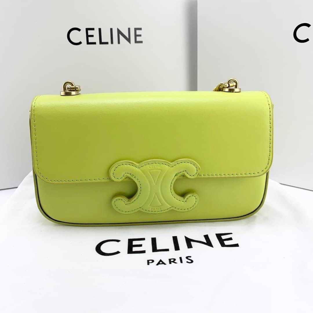 หนังแท้ CELINE CHAIN SHOULDER BAG CUIR TRIOMPHE IN SHINY CALFSKIN ANIS / CELINE TRIOMPHE SHOULDER BAG หนังแท้ทั้งใบสวยหรู แบบใหม่ล่าสุด โลโก้หนังคลาสิกที่สุดค่ะ จุของได้กำลังดี เหมาะกับสาวๆในวันที่อยากครอสบอดี้ชิลๆ ห้ามพลาดค่ะ!