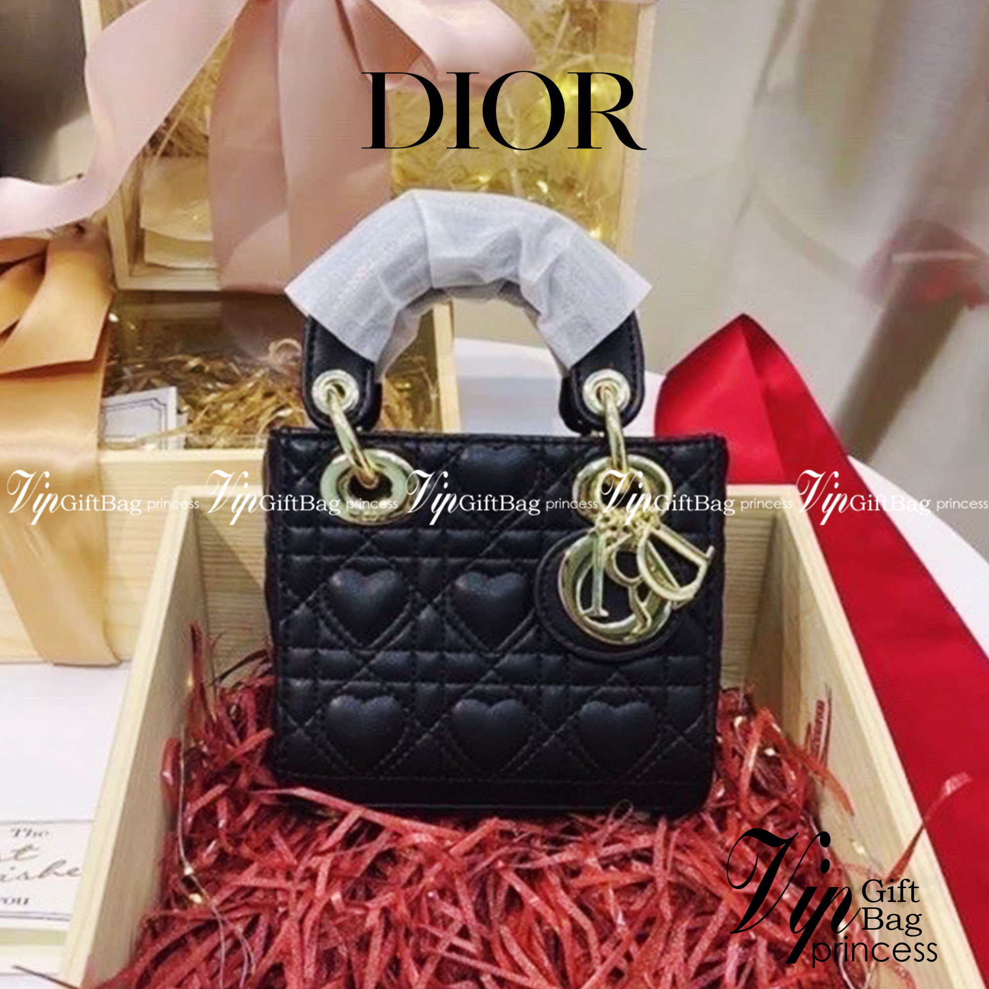 DIOR CD LADY BAG Lambskin with Heart Motif Black / Christian Dior Lady Dior Ultra-Matte Bag ดีไซน์เรียบง่าย แต่แฝงไปด้วยความหรูหรา ทรงกล่องคลาสสิค วัสดุหนังแท้ลายหัวใจ มีหูจับในตัวและสายครอสบอดี้สุดเลิศ แนะนำถือออกงานคือแพรวพราว โดดเด่นกว่าใคร จัดไปจ้า คุ