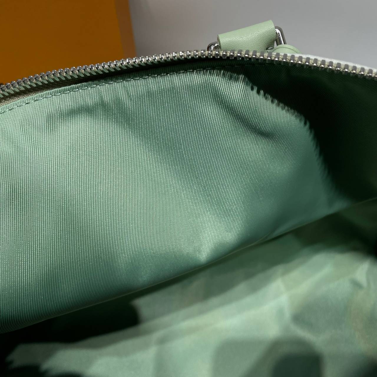 LV Keepall Bandoulière 45 Monogram Gradient Khaki green กระเป๋าเดินทางสุดคลาสสิค สีใหม่สีเขียวกากีไล่สี ได้อย่างลงตัวสวยงาม ไอเท็มที่จะทำให้การเดินทางไม่ธรรมดาอีกต่อไป