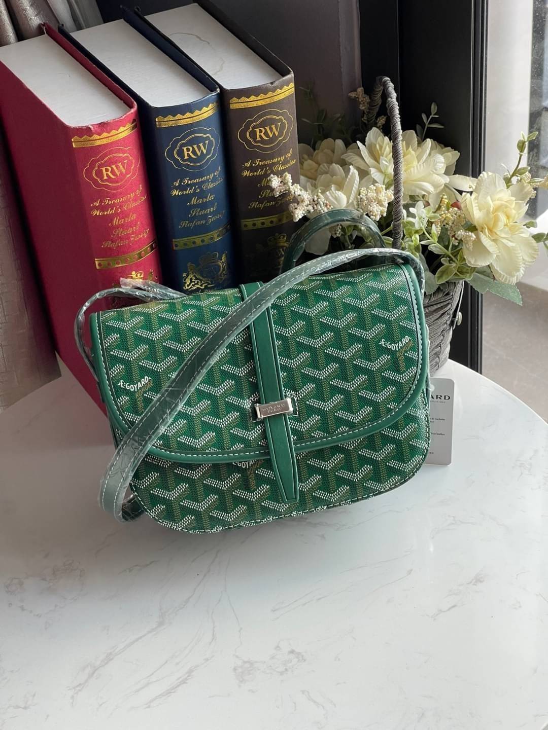 Goyard belvedere pm แบรนด์ดังจากฝรั่งเศส เรัยบหรูแต่ดูสง่า สะดุดตาด้วยลายเฉพาะตัว วัสดุที่นำมาตัดเย็บกระเป๋าเป็นวัสดุผ้าใบ