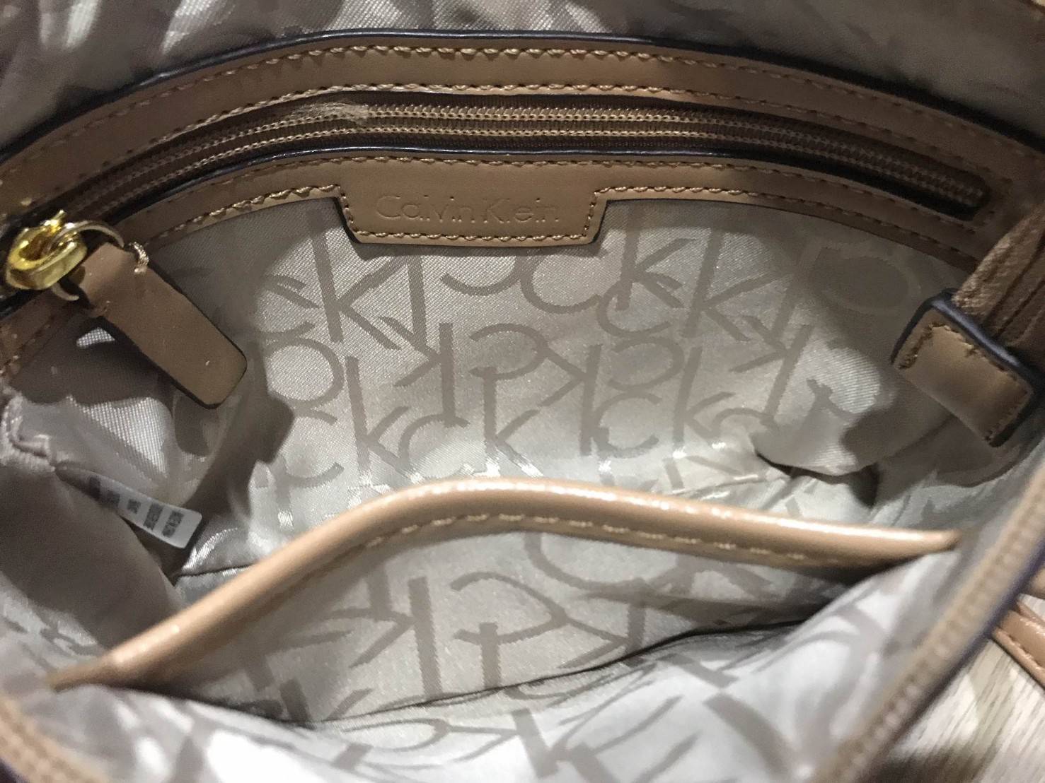 Calvin Klein Cross Body Bag กระเป๋าสะพายรุ่นใหม่ล่าสุดหนังสวย สกรีนลาย Signature แบรนด์รอบใบ ประดับโลโก้แบรนด์ สีทองด้านหน้า เปิดปิดด้วยซิป น้ำหนักเบา ภายใน โล่งกว้าง มีช่องใส่บัตร และช่องซิป ใส่ iphone+ ได้ มาพร้อมสายสะพายยาว ขนาดกำลังน่ารัก สะพายคล่องตั