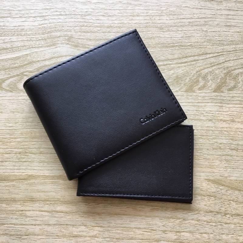 Calvin Klein leather credit card fold with metal clip key fob set กระเป๋าสตางค์ใบสั้น และ ที่ใส่บัตรย่อย และพวงกุญแจ set สุดคุ้มมอบให้เป็นของขวัญหรือใช้เองก็แนะนำค่ะ set นี้มาเท่าไรก็หมดคะ รีบจับจองนะคะ มาพร้อมถุงกระดาษแบรนด์ด้วยนะคะ