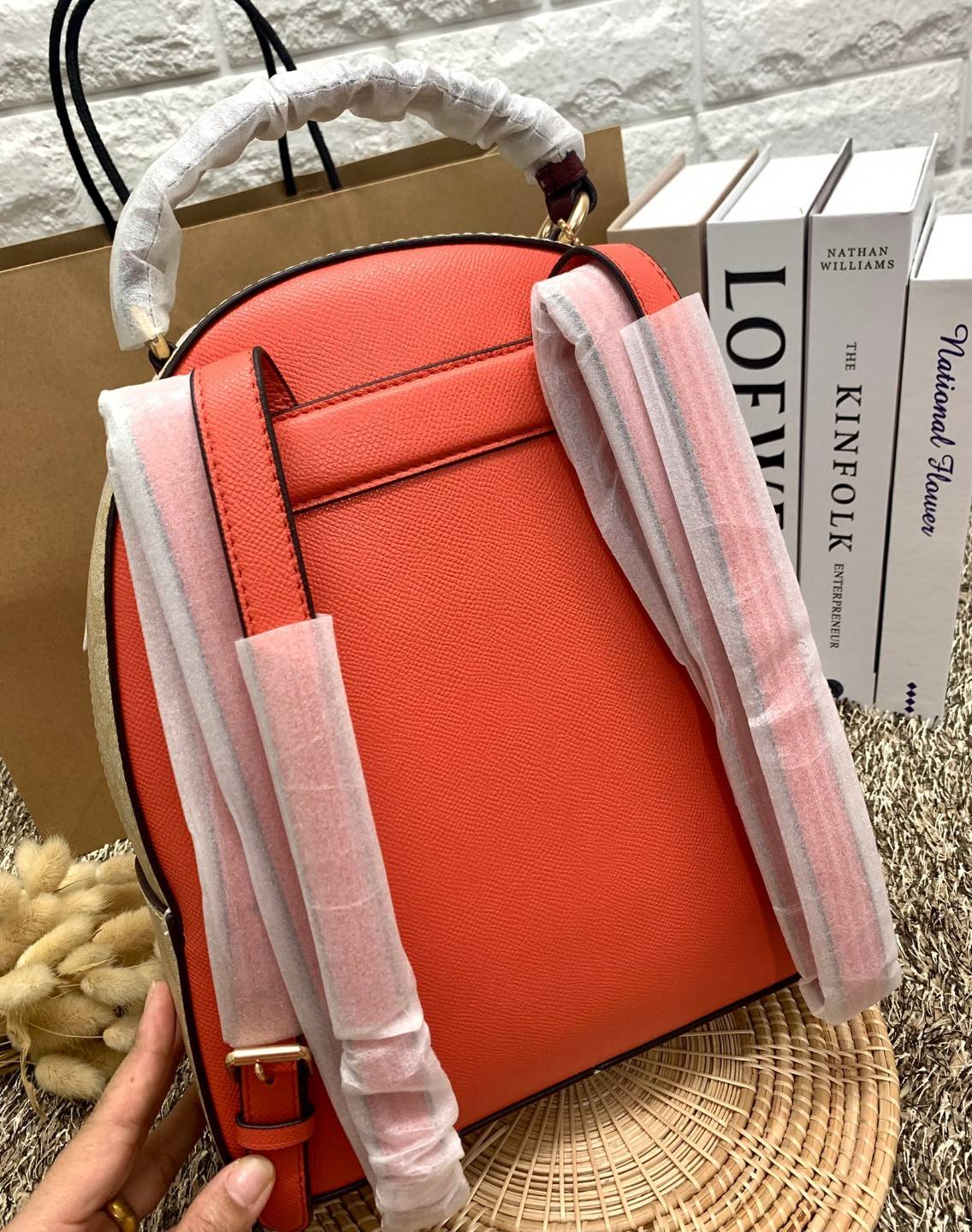 สวยจริงไรจริง วางไม่ลงเลยจ้าา😘 COACH JORDYN BACKPACK IN COLORBLOCK SIGNATURE ((C4082)) รุ่นที่สาวๆตามหา พร้อมสีหายากค่ะ!! กระเป๋าสะพายหลังแบบมีหูหิ้ว หนังแท้ชั้นดี ทรงสวย หรูค่ะ แถมสีตัดกันได้ลงตัวสวยงามมากๆ ด้านหน้ามีช่องซิปใส่ของจุกจิก; เปิดปิดช