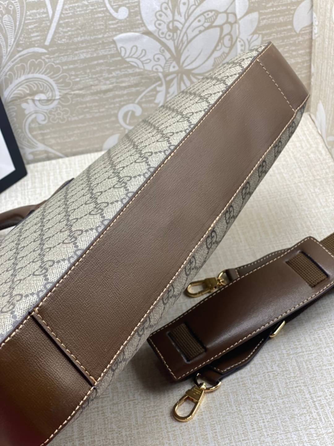 Gucci Supreme Briefcase 40cm GG Supreme work bag / GG laptop bag กระเป๋าสะพายใบใหญ่ ใส่โน้ตบุค/เอกสารได้ พร้อมส่งที่ไทย ภาพสินค้าถ่ายจากงานจริง GG Supreme work bag with Web shoulder strap