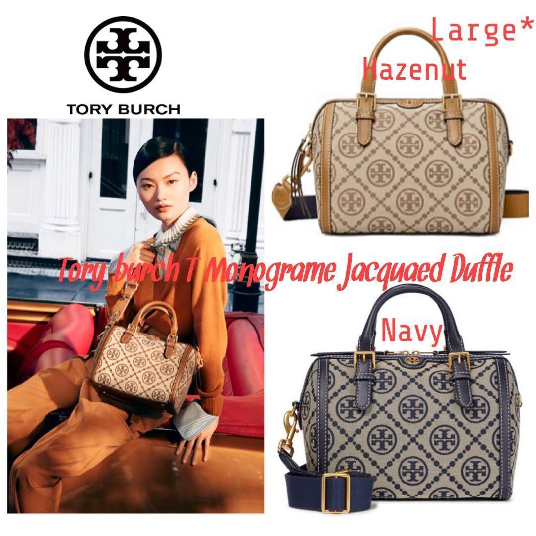 Large: Tory burch T Monograme Jacquaed Duffle เป็นทรงกระเป๋าที่มีความฮอตฮิตตลอดกาล ด้วยรูปทรงคลาสสิคและเหมาะใช้งานเข้ากับทุกสถานการณ์ ไม่ว่าจะเป็นกระเป๋าสะพายไหล่ เพิ่มความคล่องตัวและเข้าได้กับทุกลุค ไม่ว่าจะเป็นวันสบายๆ หรือวันที่ต้องออกไปทำกิจกรรมลุยๆ ห