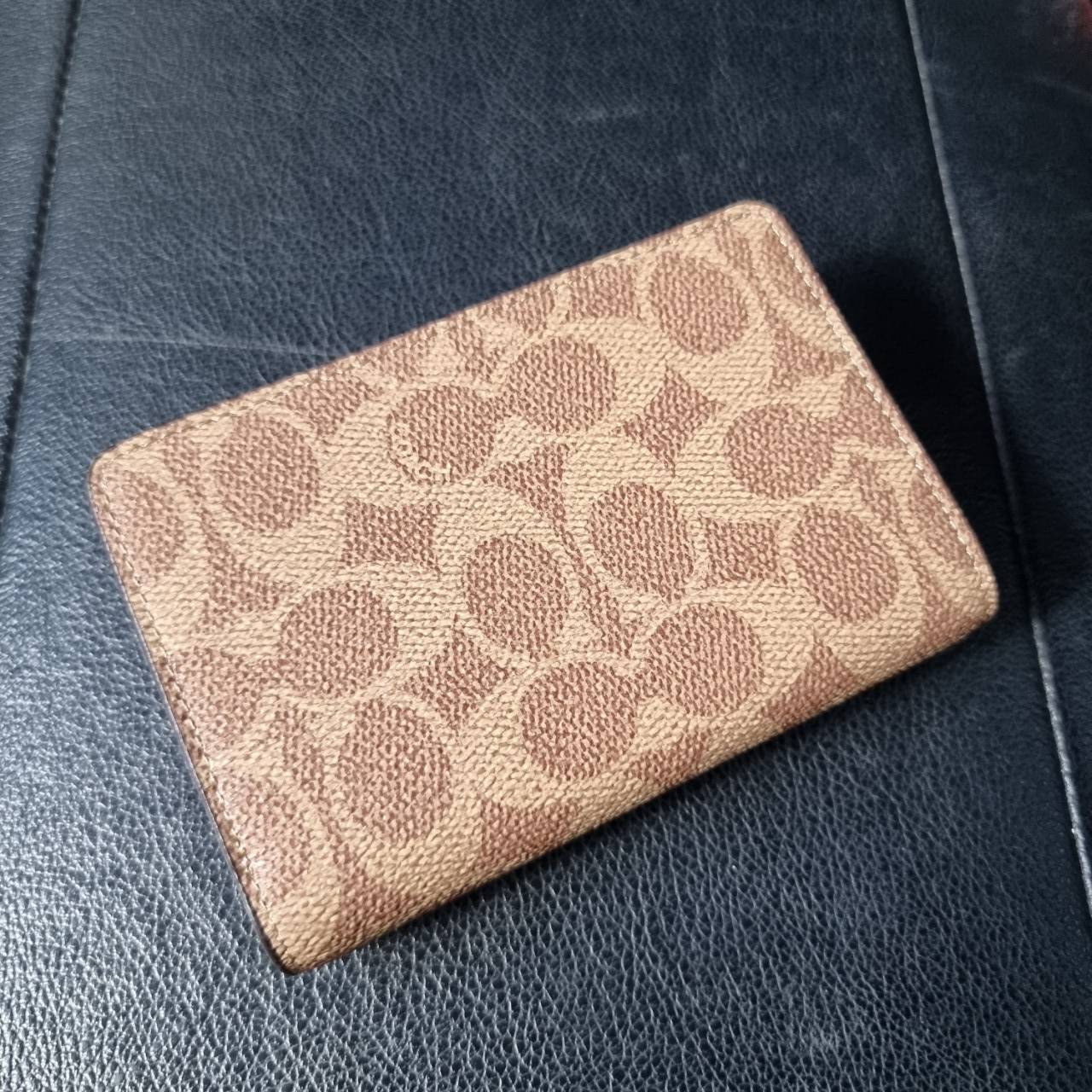 COACH F33034 MEDIUM CORNER ZIP WALLET IN COLORBLOCK SIGNATURE CANVAS กระเป๋าสตางค์ใบกลาง 👛 ขนาดกำลังเหมาะมือ วัสดุหนังแคนวาส ดูแลรักษาง่าย มีช่องใส่บัตรและธนบัตรครบ และช่องซิปแยกไว้ใส่เหรียญ สวยคลาคสิคแบบนี้เหมาะส่งต่อเป็นของขวัญที่สุดจ้า