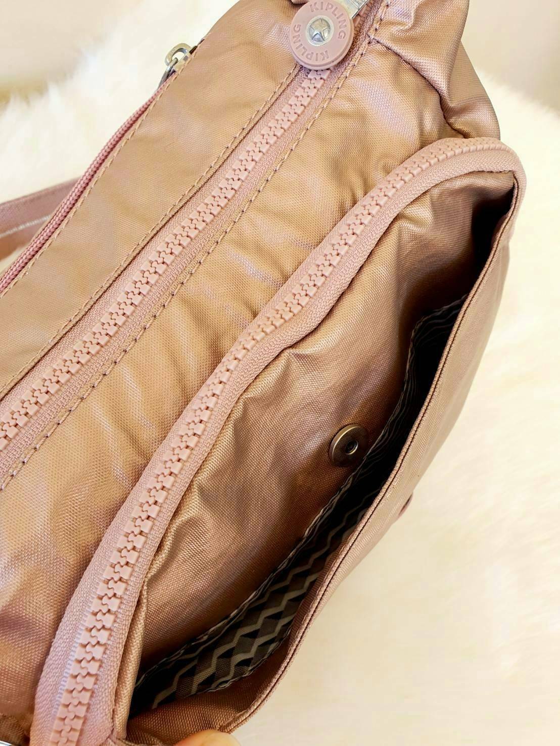 KIPLING CAI (K12587) กระเป๋าสะพายสีชมพูสดใส มาพร้อมกับพวงกุญแจลิงสีกุหลาบเข้ากับสีกระเป๋าสวยน่าใช้มากๆค่ะ ตัวกระเป๋าเปิดปิดด้วยซิปเป็นหลัก มีหลายช่องซิปแบ่งใส่ของได้เป็นสัดส่วน ภายในโล่งกว้าง สามารถใส่กระเป๋าสตางค์ใบยาวและมือถือได้ทุกรุ่น สายสะพายปรับสั้น